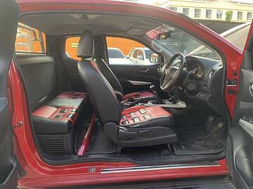 Nissan NP300 King Cab 2dr Ext. Cab Calibre E 6sp RWD 2.5DCT (Black Edition) สีแดง